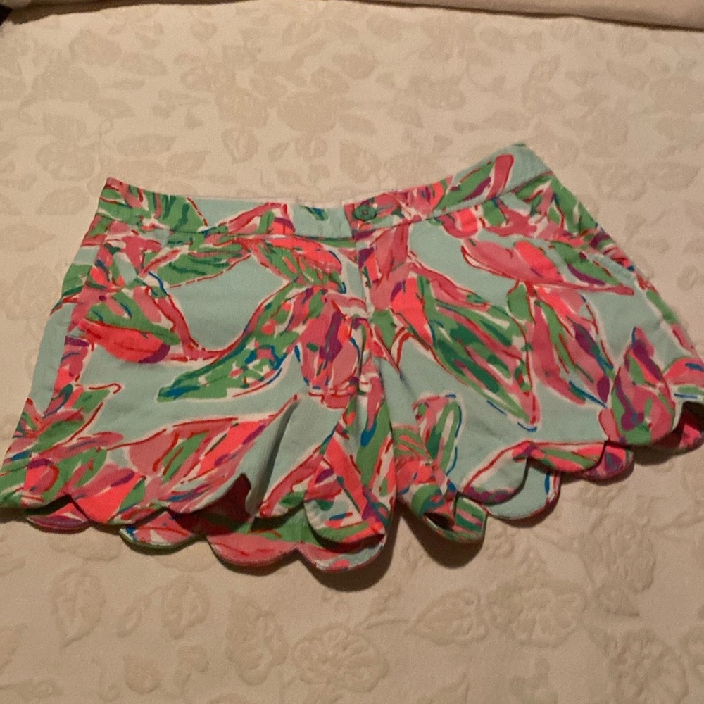 Lilly Pulitzer Scalloped Buttercup Shorts 
Tropical Size 0